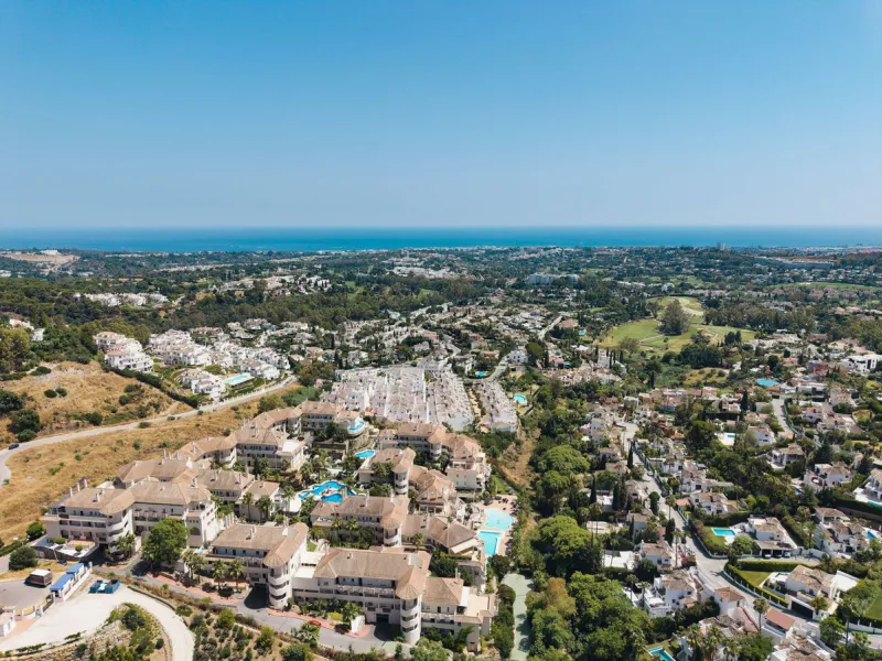 Duplex Solara is an exceptional duplex apartment for sale in the sought-after Aloha Hill Club, located in Nueva Andalucía. This beautifully presented residence seamlessly blends contemporary architecture with sophisticated design, offering an unparalleled