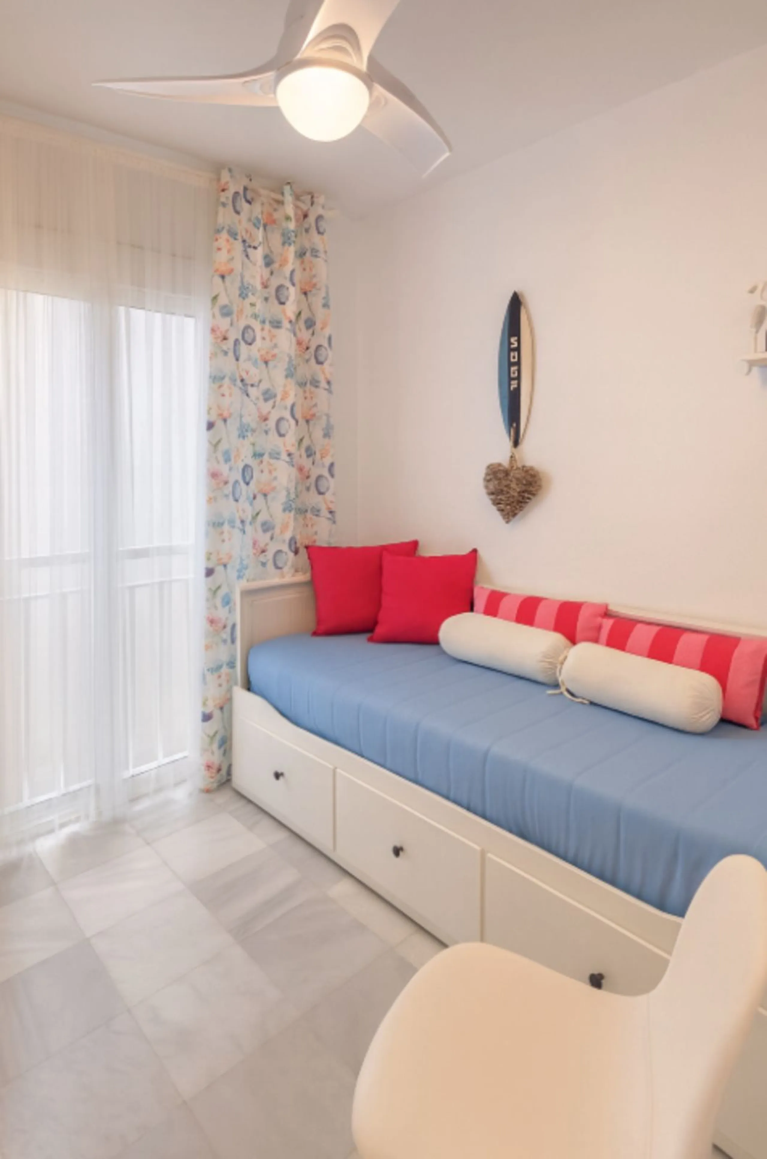 Apartment - Middle Floor Apartment в продаже в Manilva, Málaga. В доме 2 спален и 1 ванных комнат. Площадь дома 76 м²