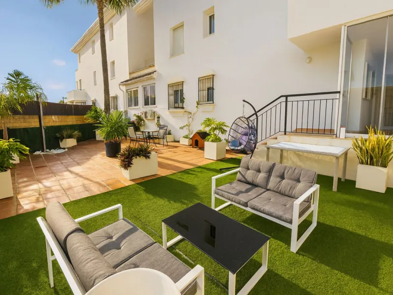 .You wake to the soft glow of morning light spilling across cool marble floors. The curtains sway gently as the sea breeze drifts in, carrying that unmistakable Mediterranean scent — salt air, sunshine, and the promise of another perfect day in La Duquesa