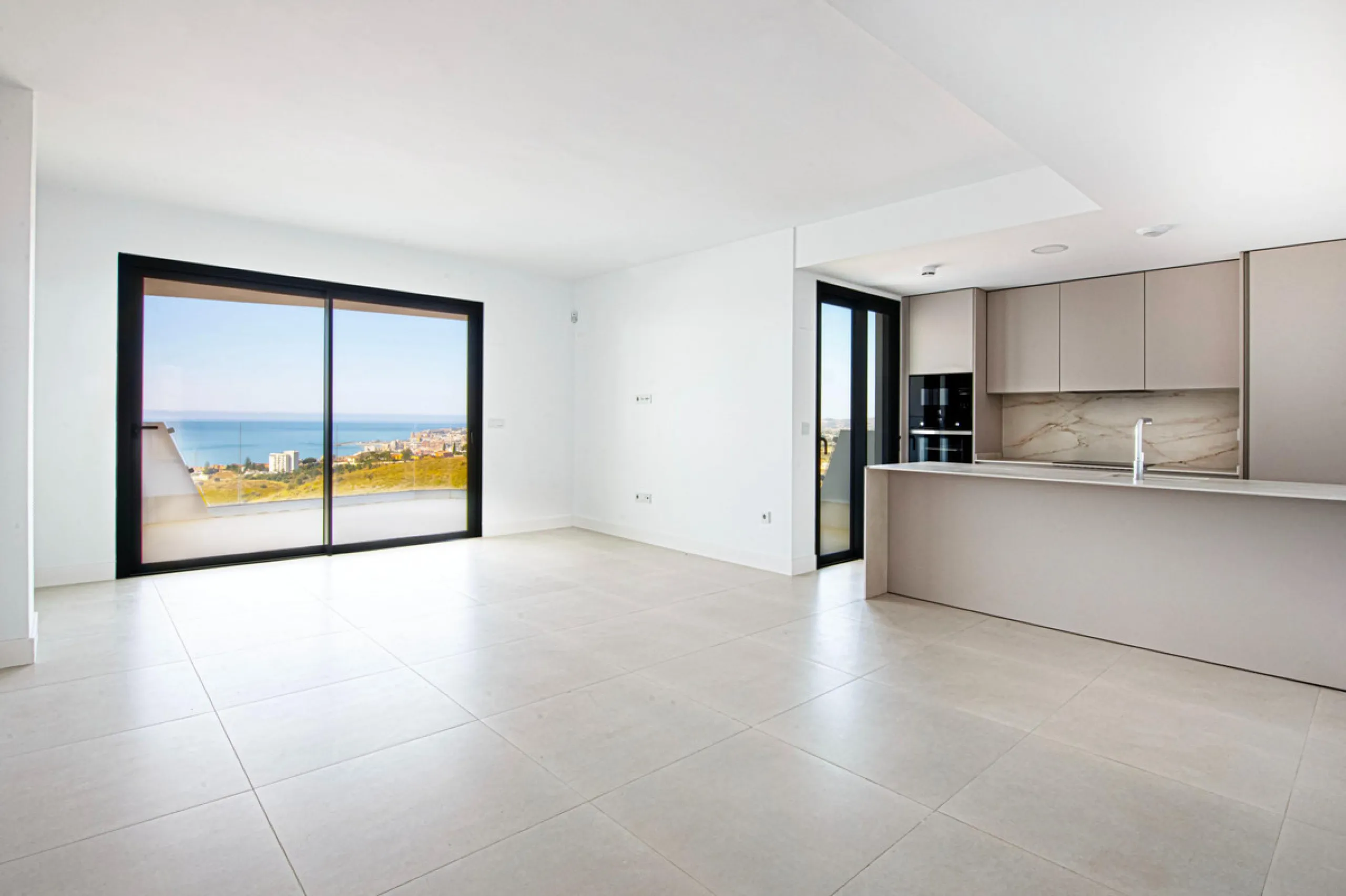 Brand-new and ready to move in! This elegant three-bedroom, two-bathroom apartment islocated on a high floor and stands out for its natural light, thanks to its corner position andexcellent southwest orientation. From the spacious 25 m² covered terrace, y