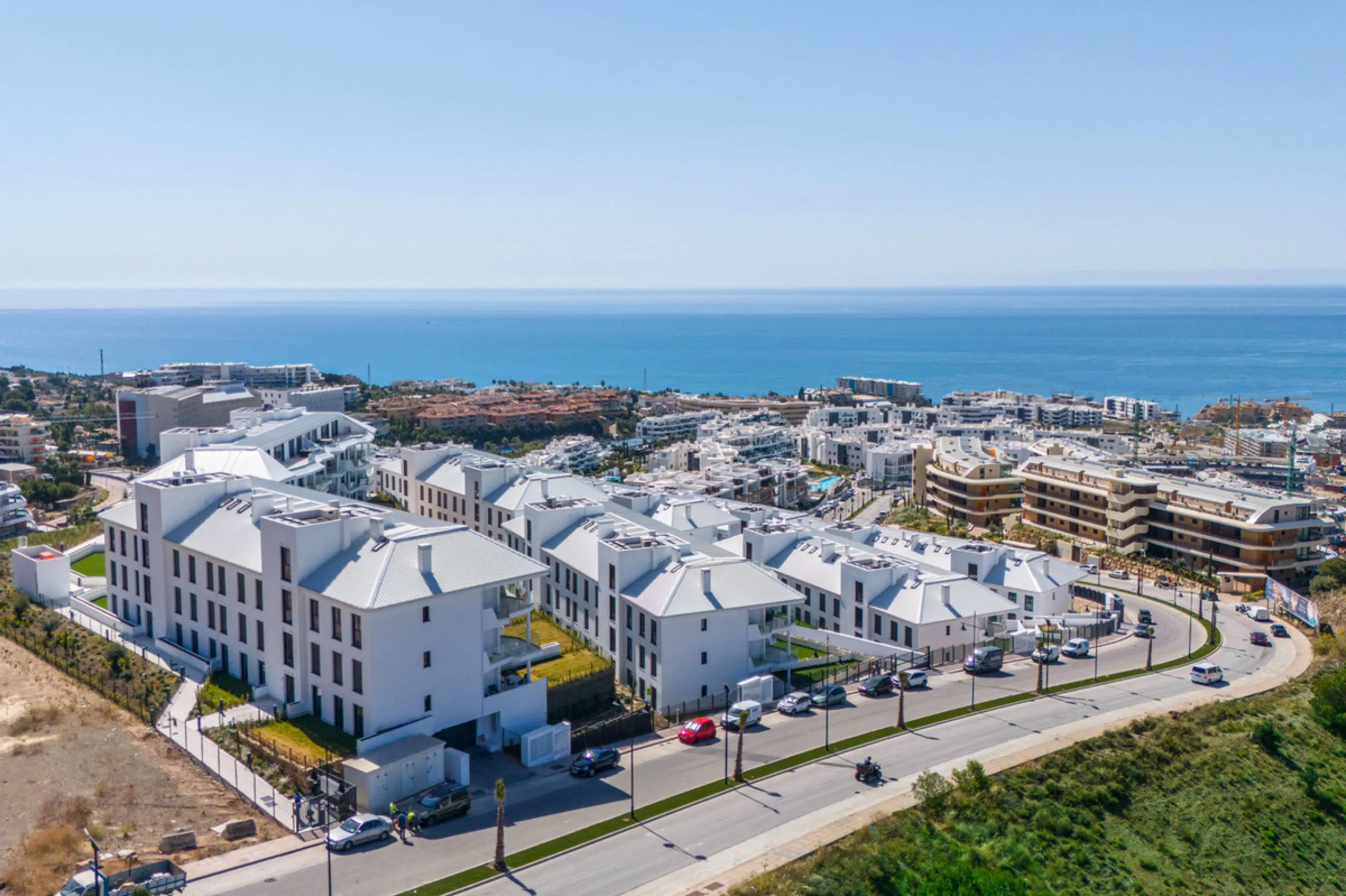 Brand-new and ready to move in! This elegant three-bedroom, two-bathroom apartment islocated on a high floor and stands out for its natural light, thanks to its corner position andexcellent southwest orientation. From the spacious 25 m² covered terrace, y