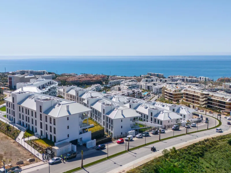 Brand-new and ready to move in! This elegant three-bedroom, two-bathroom apartment islocated on a high floor and stands out for its natural light, thanks to its corner position andexcellent southwest orientation. From the spacious 25 m² covered terrace, y