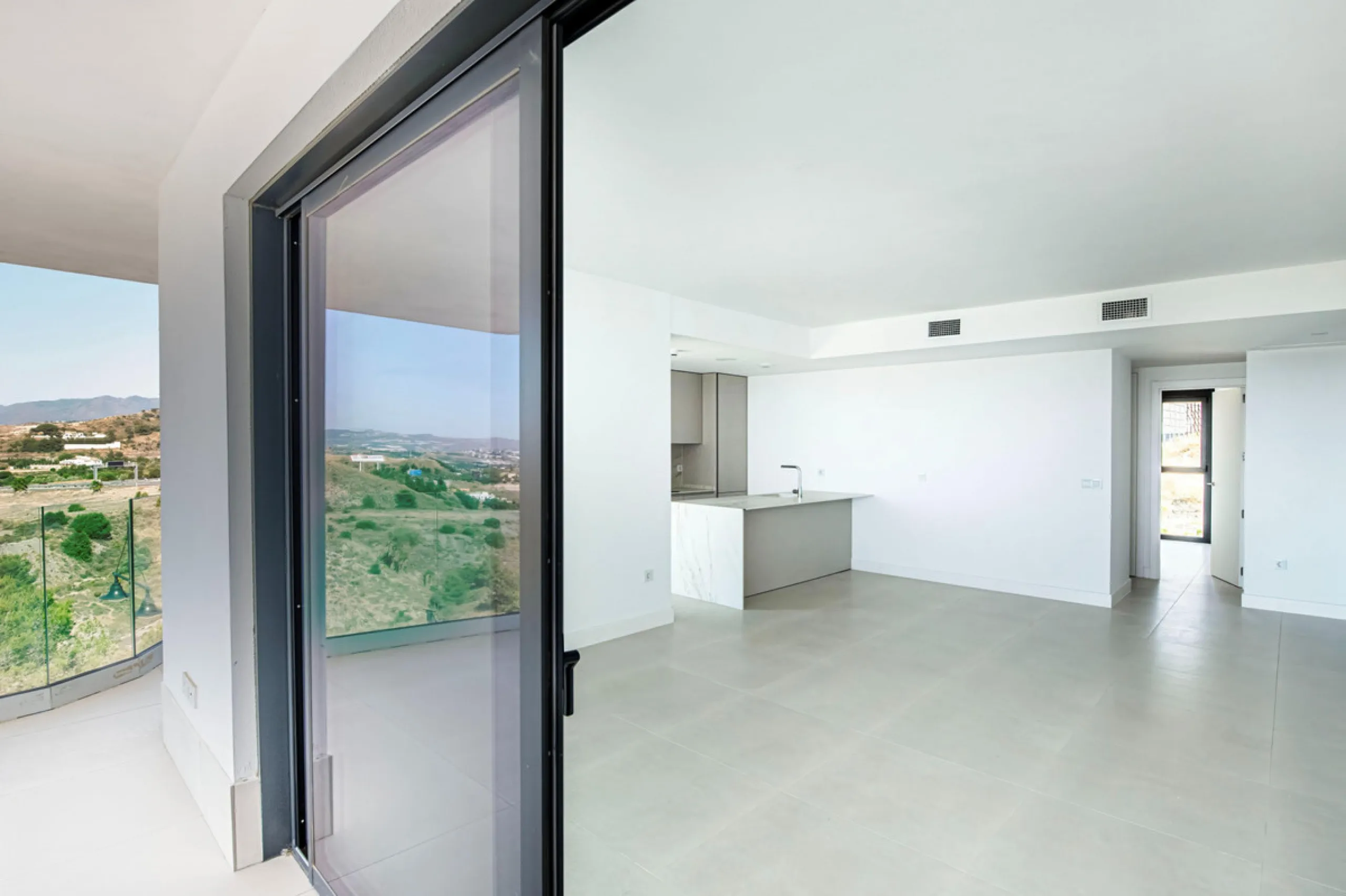 Brand-new and ready to move in! This elegant three-bedroom, two-bathroom apartment islocated on a high floor and stands out for its natural light, thanks to its corner position andexcellent southwest orientation. From the spacious 25 m² covered terrace, y