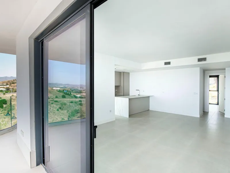 Brand-new and ready to move in! This elegant three-bedroom, two-bathroom apartment islocated on a high floor and stands out for its natural light, thanks to its corner position andexcellent southwest orientation. From the spacious 25 m² covered terrace, y
