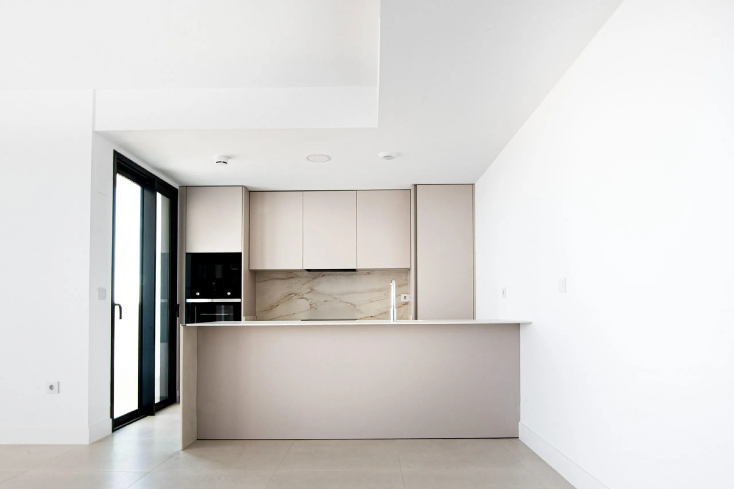 Brand-new and ready to move in! This elegant three-bedroom, two-bathroom apartment islocated on a high floor and stands out for its natural light, thanks to its corner position andexcellent southwest orientation. From the spacious 25 m² covered terrace, y