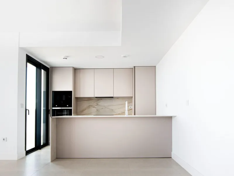 Brand-new and ready to move in! This elegant three-bedroom, two-bathroom apartment islocated on a high floor and stands out for its natural light, thanks to its corner position andexcellent southwest orientation. From the spacious 25 m² covered terrace, y