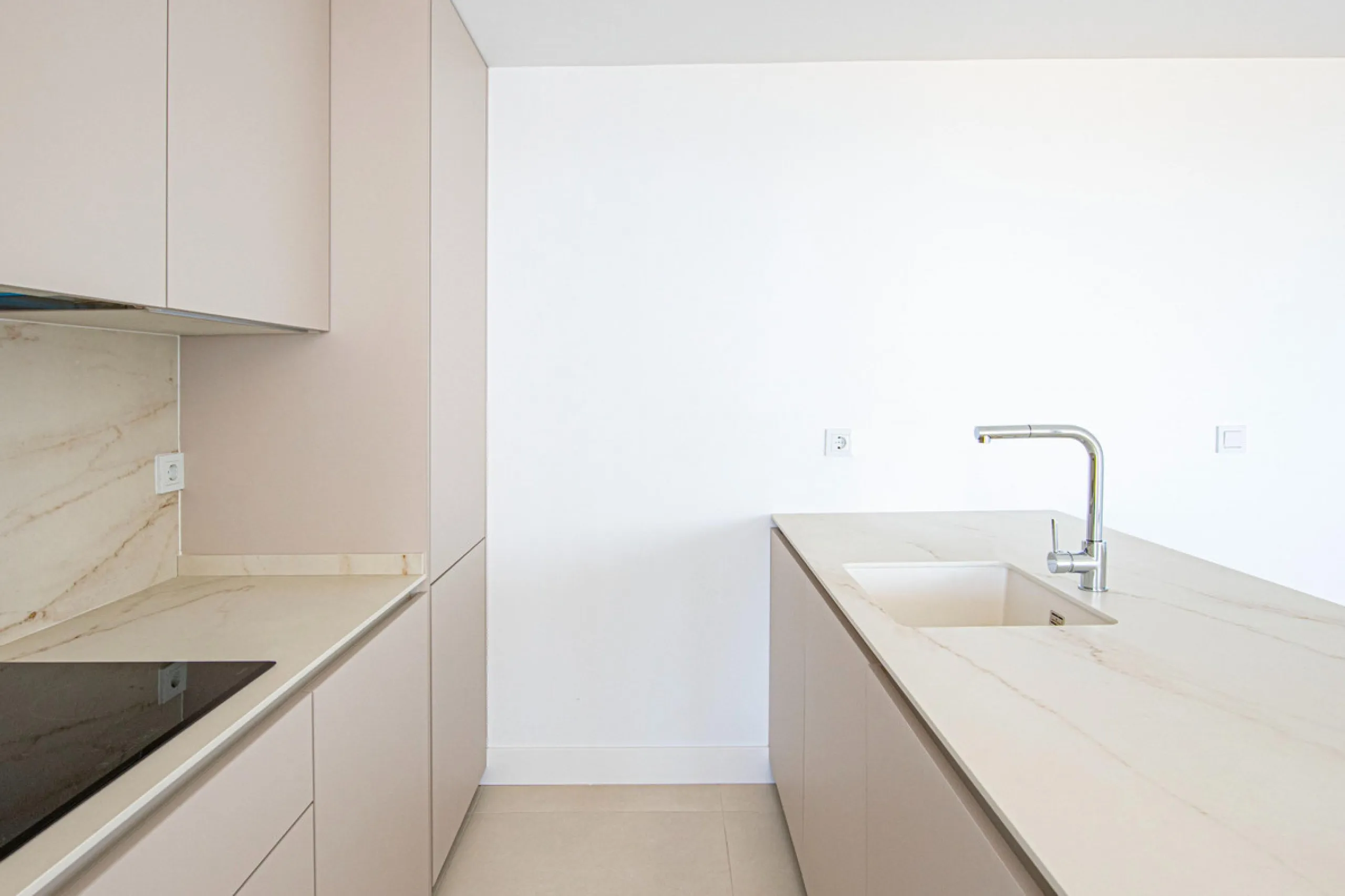 Brand-new and ready to move in! This elegant three-bedroom, two-bathroom apartment islocated on a high floor and stands out for its natural light, thanks to its corner position andexcellent southwest orientation. From the spacious 25 m² covered terrace, y
