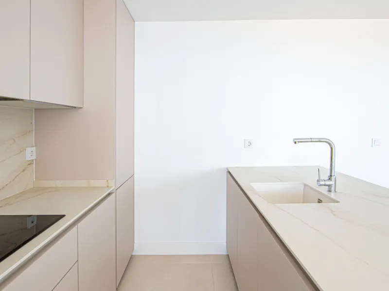Brand-new and ready to move in! This elegant three-bedroom, two-bathroom apartment islocated on a high floor and stands out for its natural light, thanks to its corner position andexcellent southwest orientation. From the spacious 25 m² covered terrace, y