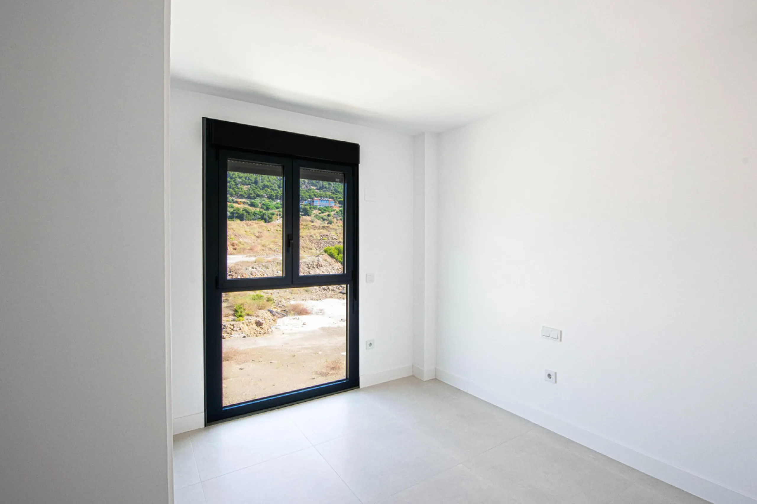 Brand-new and ready to move in! This elegant three-bedroom, two-bathroom apartment islocated on a high floor and stands out for its natural light, thanks to its corner position andexcellent southwest orientation. From the spacious 25 m² covered terrace, y