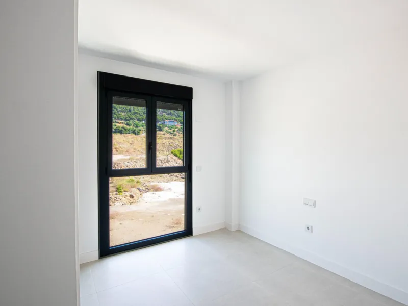 Brand-new and ready to move in! This elegant three-bedroom, two-bathroom apartment islocated on a high floor and stands out for its natural light, thanks to its corner position andexcellent southwest orientation. From the spacious 25 m² covered terrace, y