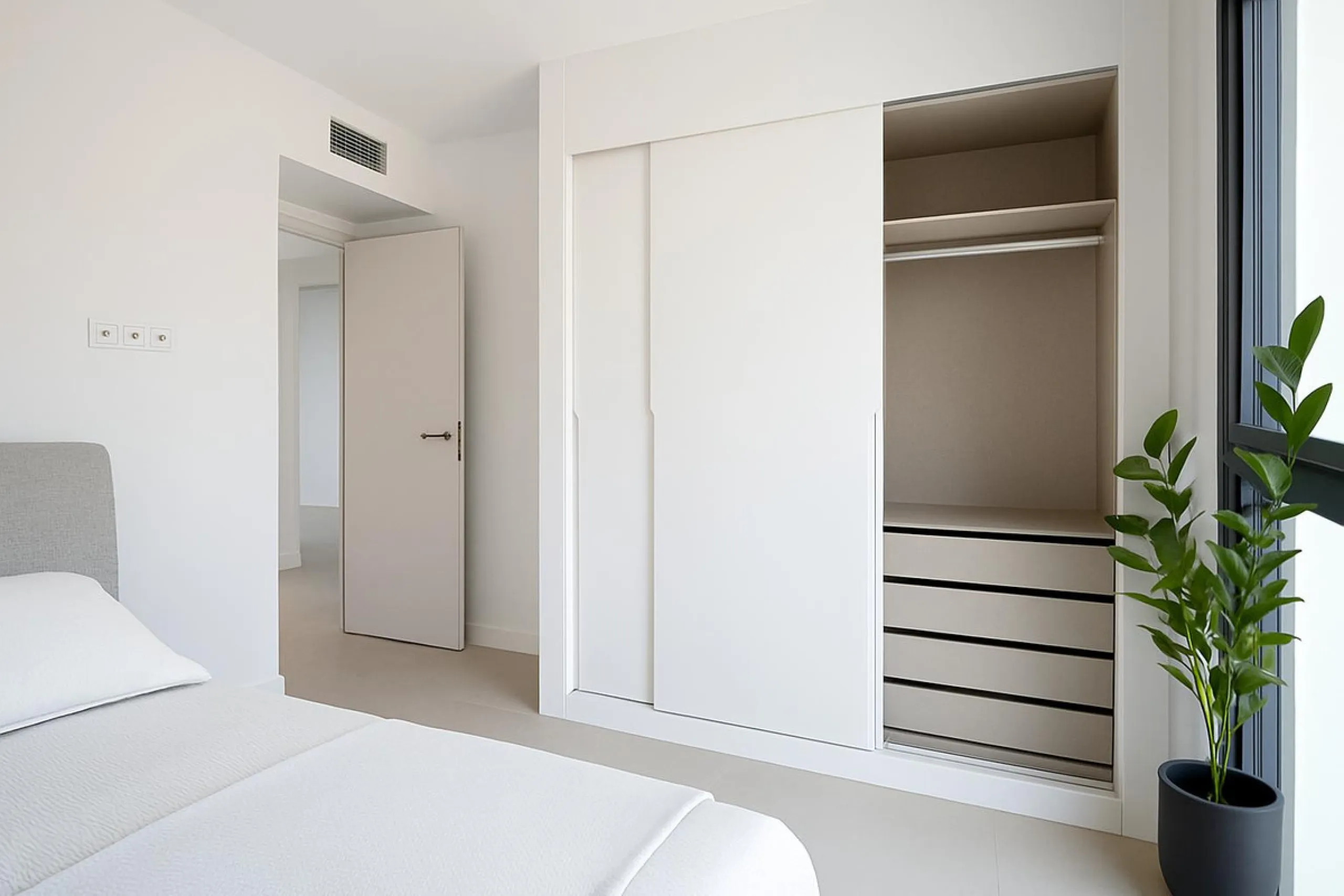 Brand-new and ready to move in! This elegant three-bedroom, two-bathroom apartment islocated on a high floor and stands out for its natural light, thanks to its corner position andexcellent southwest orientation. From the spacious 25 m² covered terrace, y