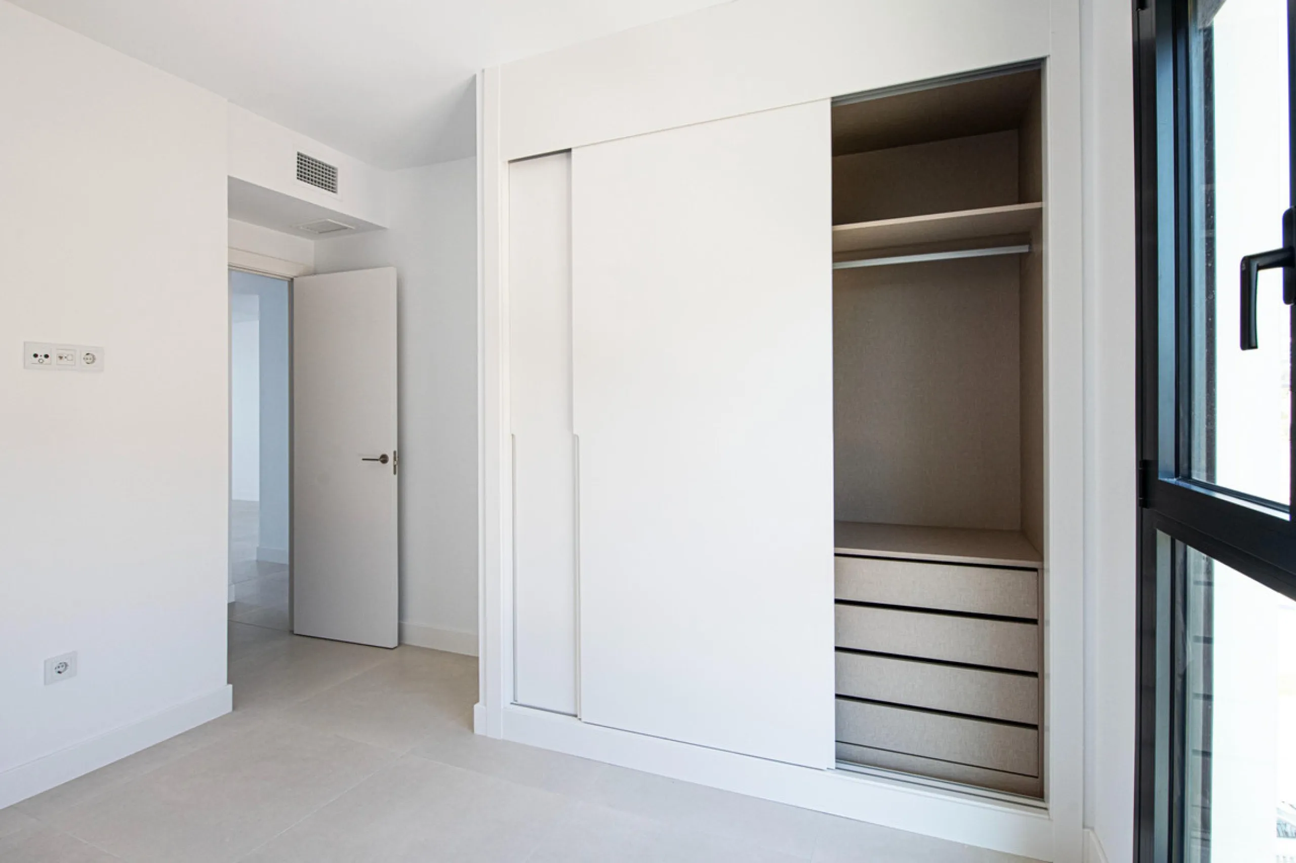 Brand-new and ready to move in! This elegant three-bedroom, two-bathroom apartment islocated on a high floor and stands out for its natural light, thanks to its corner position andexcellent southwest orientation. From the spacious 25 m² covered terrace, y