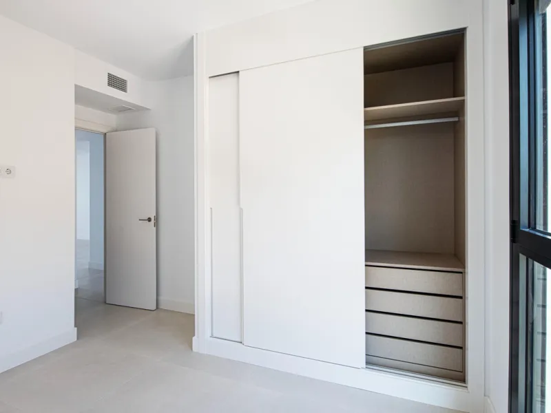 Brand-new and ready to move in! This elegant three-bedroom, two-bathroom apartment islocated on a high floor and stands out for its natural light, thanks to its corner position andexcellent southwest orientation. From the spacious 25 m² covered terrace, y
