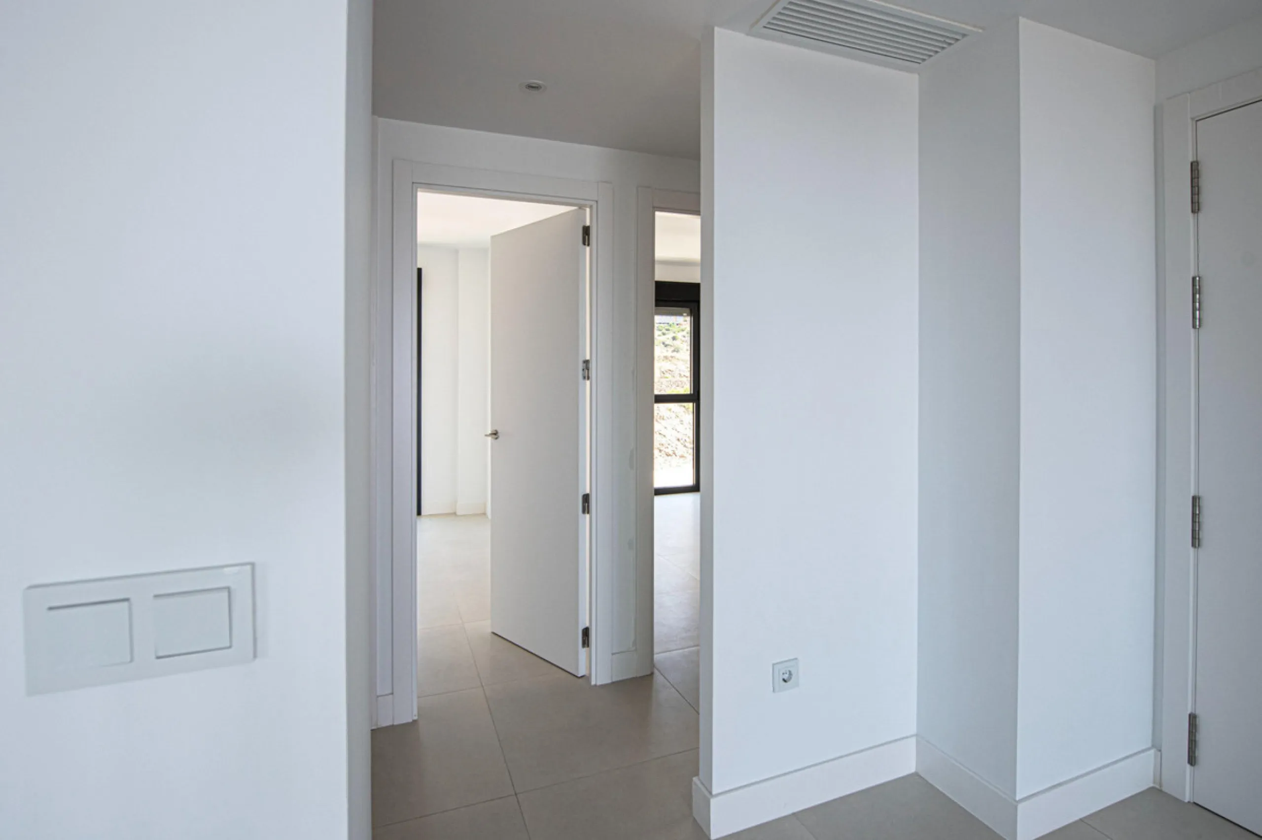 Brand-new and ready to move in! This elegant three-bedroom, two-bathroom apartment islocated on a high floor and stands out for its natural light, thanks to its corner position andexcellent southwest orientation. From the spacious 25 m² covered terrace, y
