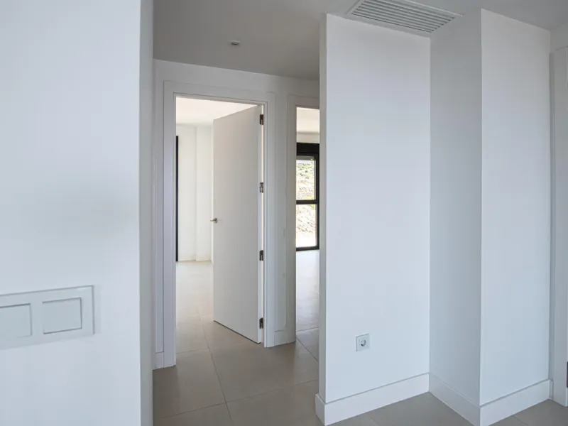 Brand-new and ready to move in! This elegant three-bedroom, two-bathroom apartment islocated on a high floor and stands out for its natural light, thanks to its corner position andexcellent southwest orientation. From the spacious 25 m² covered terrace, y