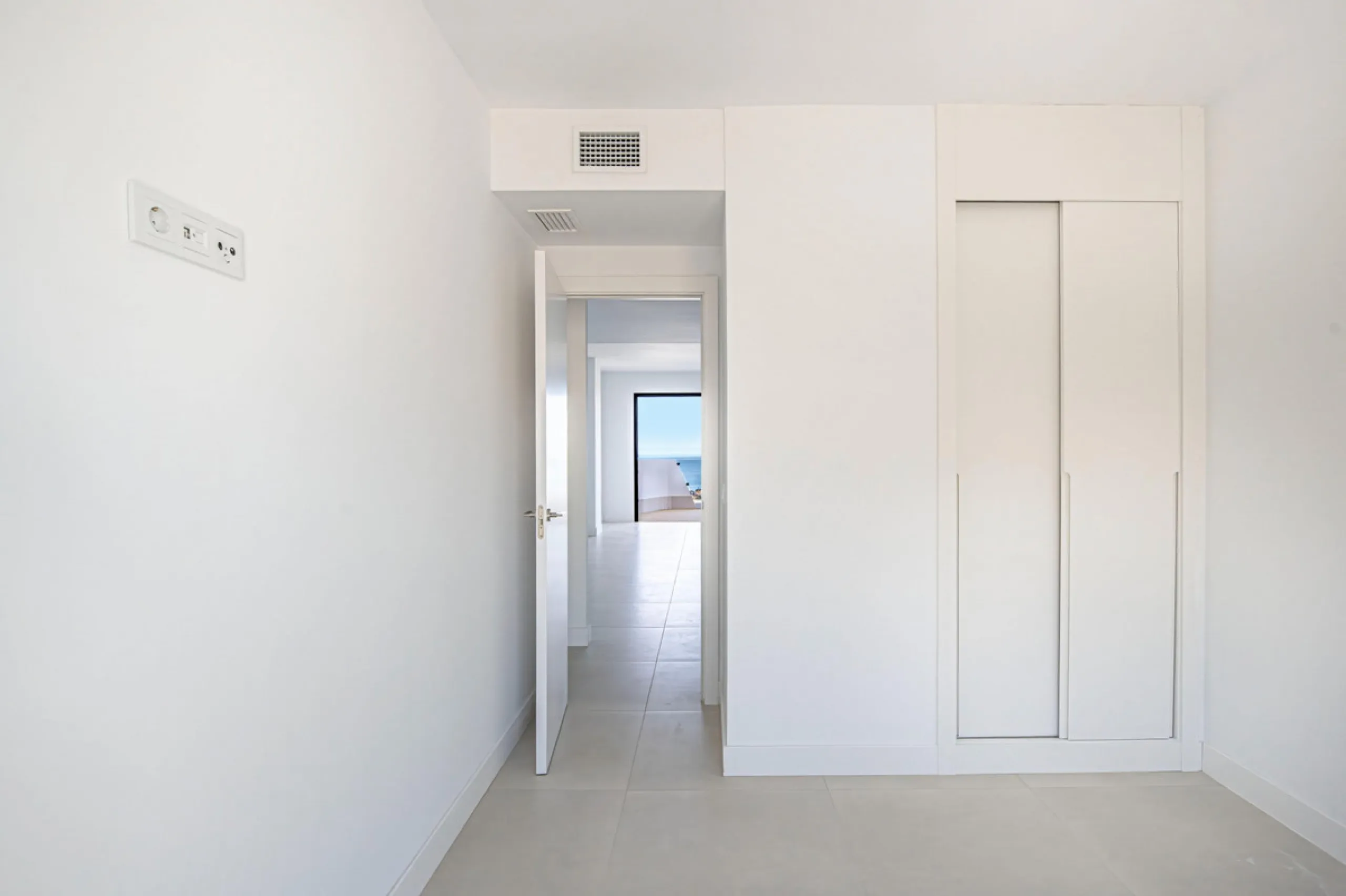Brand-new and ready to move in! This elegant three-bedroom, two-bathroom apartment islocated on a high floor and stands out for its natural light, thanks to its corner position andexcellent southwest orientation. From the spacious 25 m² covered terrace, y