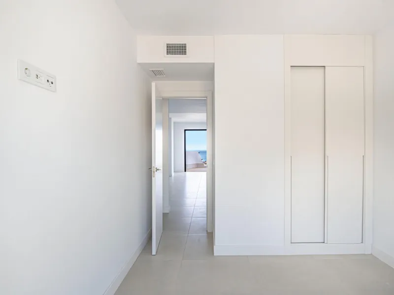Brand-new and ready to move in! This elegant three-bedroom, two-bathroom apartment islocated on a high floor and stands out for its natural light, thanks to its corner position andexcellent southwest orientation. From the spacious 25 m² covered terrace, y