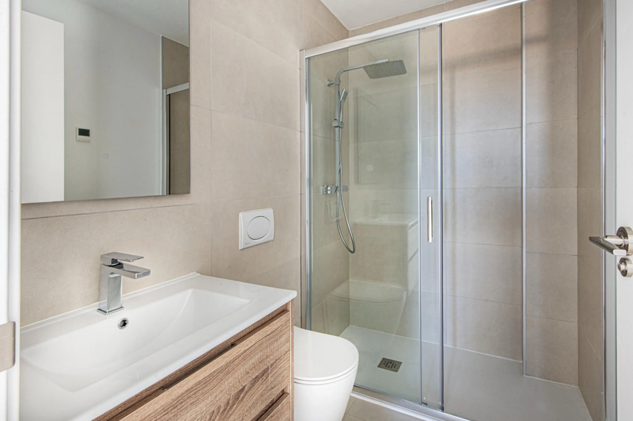 Brand-new and ready to move in! This elegant three-bedroom, two-bathroom apartment islocated on a high floor and stands out for its natural light, thanks to its corner position andexcellent southwest orientation. From the spacious 25 m² covered terrace, y