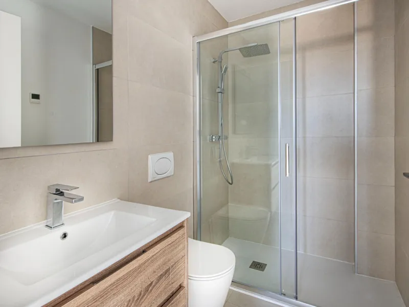 Brand-new and ready to move in! This elegant three-bedroom, two-bathroom apartment islocated on a high floor and stands out for its natural light, thanks to its corner position andexcellent southwest orientation. From the spacious 25 m² covered terrace, y