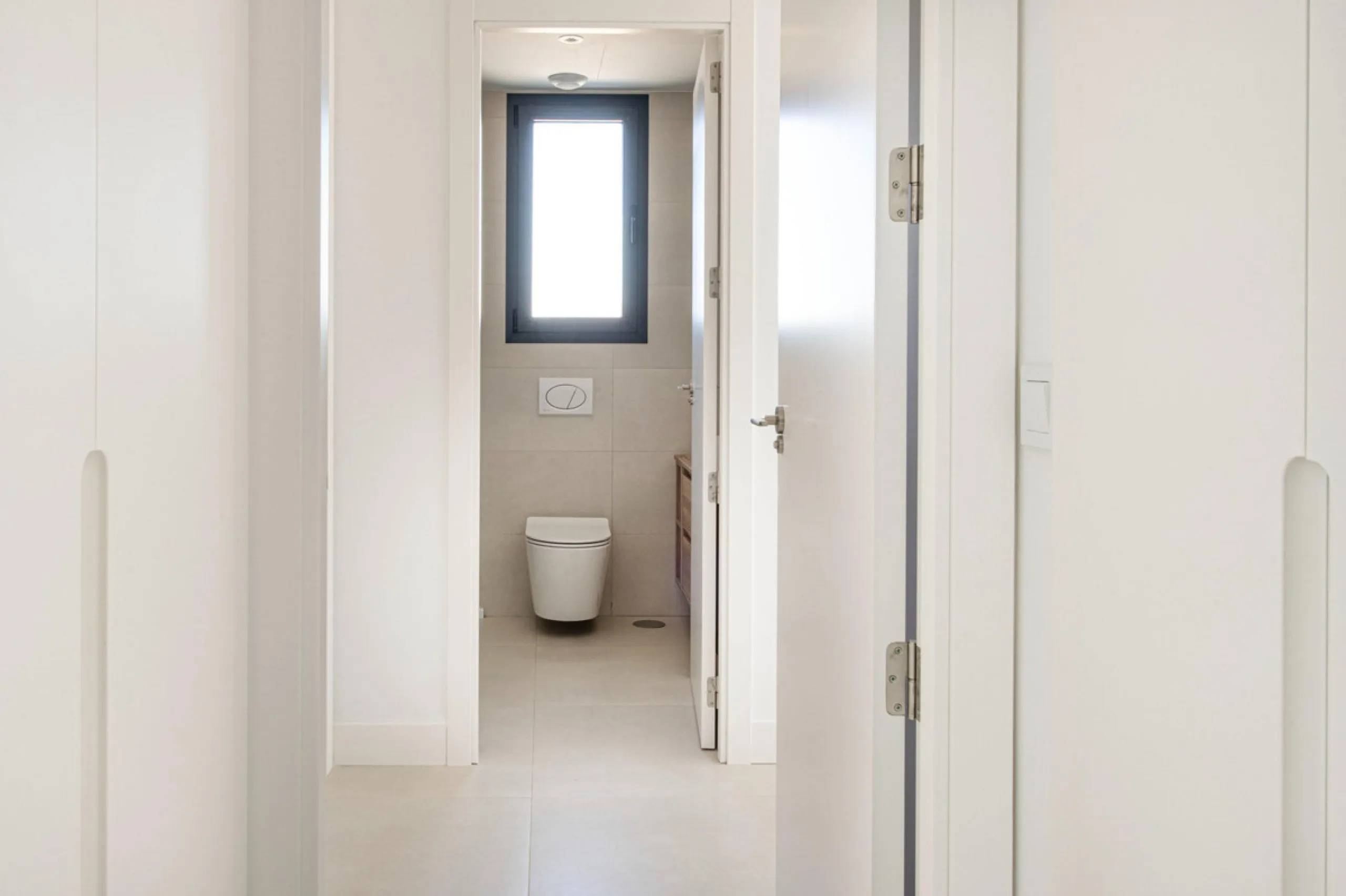 Brand-new and ready to move in! This elegant three-bedroom, two-bathroom apartment islocated on a high floor and stands out for its natural light, thanks to its corner position andexcellent southwest orientation. From the spacious 25 m² covered terrace, y