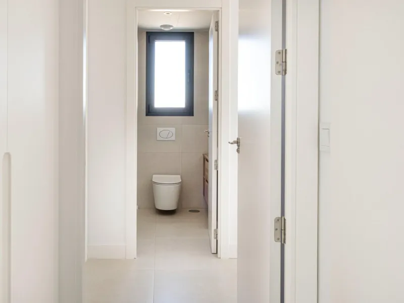 Brand-new and ready to move in! This elegant three-bedroom, two-bathroom apartment islocated on a high floor and stands out for its natural light, thanks to its corner position andexcellent southwest orientation. From the spacious 25 m² covered terrace, y