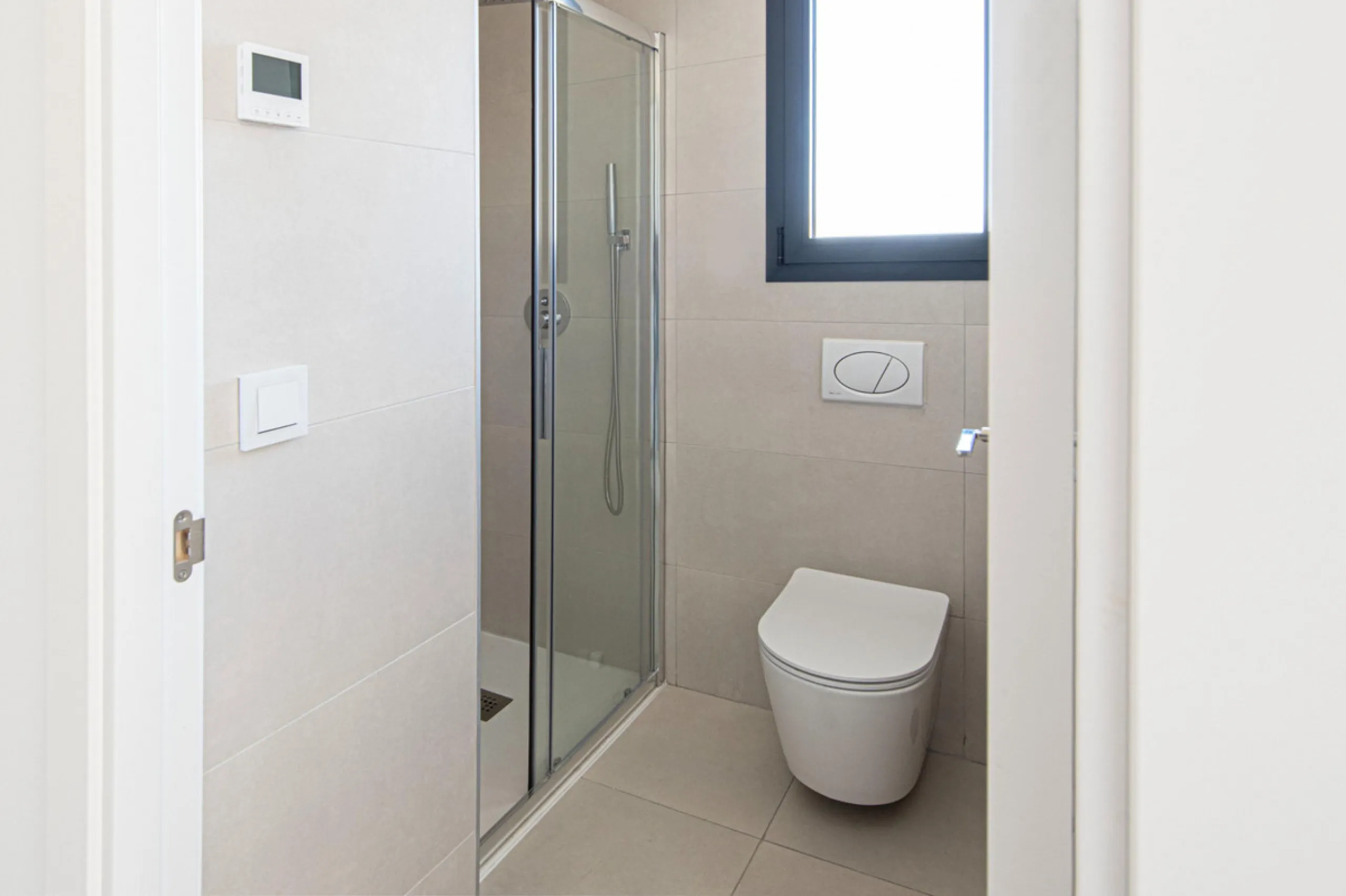 Brand-new and ready to move in! This elegant three-bedroom, two-bathroom apartment islocated on a high floor and stands out for its natural light, thanks to its corner position andexcellent southwest orientation. From the spacious 25 m² covered terrace, y