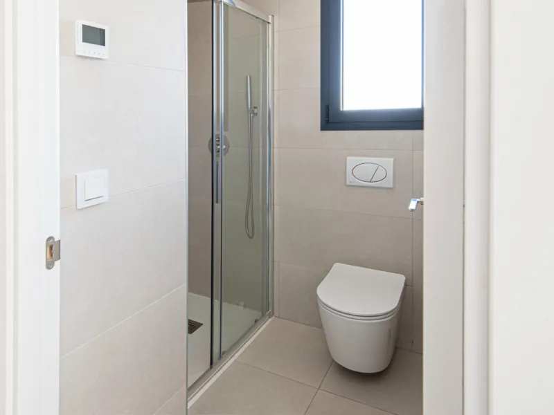 Brand-new and ready to move in! This elegant three-bedroom, two-bathroom apartment islocated on a high floor and stands out for its natural light, thanks to its corner position andexcellent southwest orientation. From the spacious 25 m² covered terrace, y