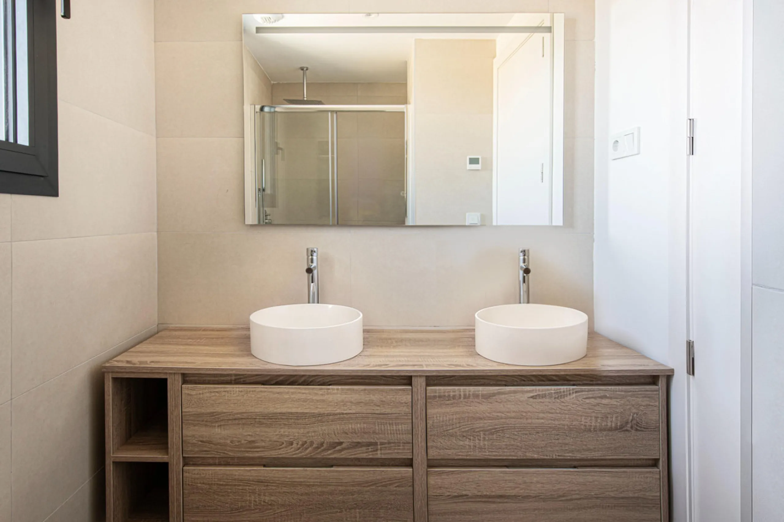Brand-new and ready to move in! This elegant three-bedroom, two-bathroom apartment islocated on a high floor and stands out for its natural light, thanks to its corner position andexcellent southwest orientation. From the spacious 25 m² covered terrace, y