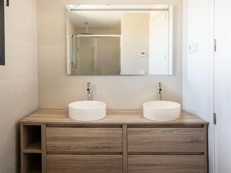Brand-new and ready to move in! This elegant three-bedroom, two-bathroom apartment islocated on a high floor and stands out for its natural light, thanks to its corner position andexcellent southwest orientation. From the spacious 25 m² covered terrace, y