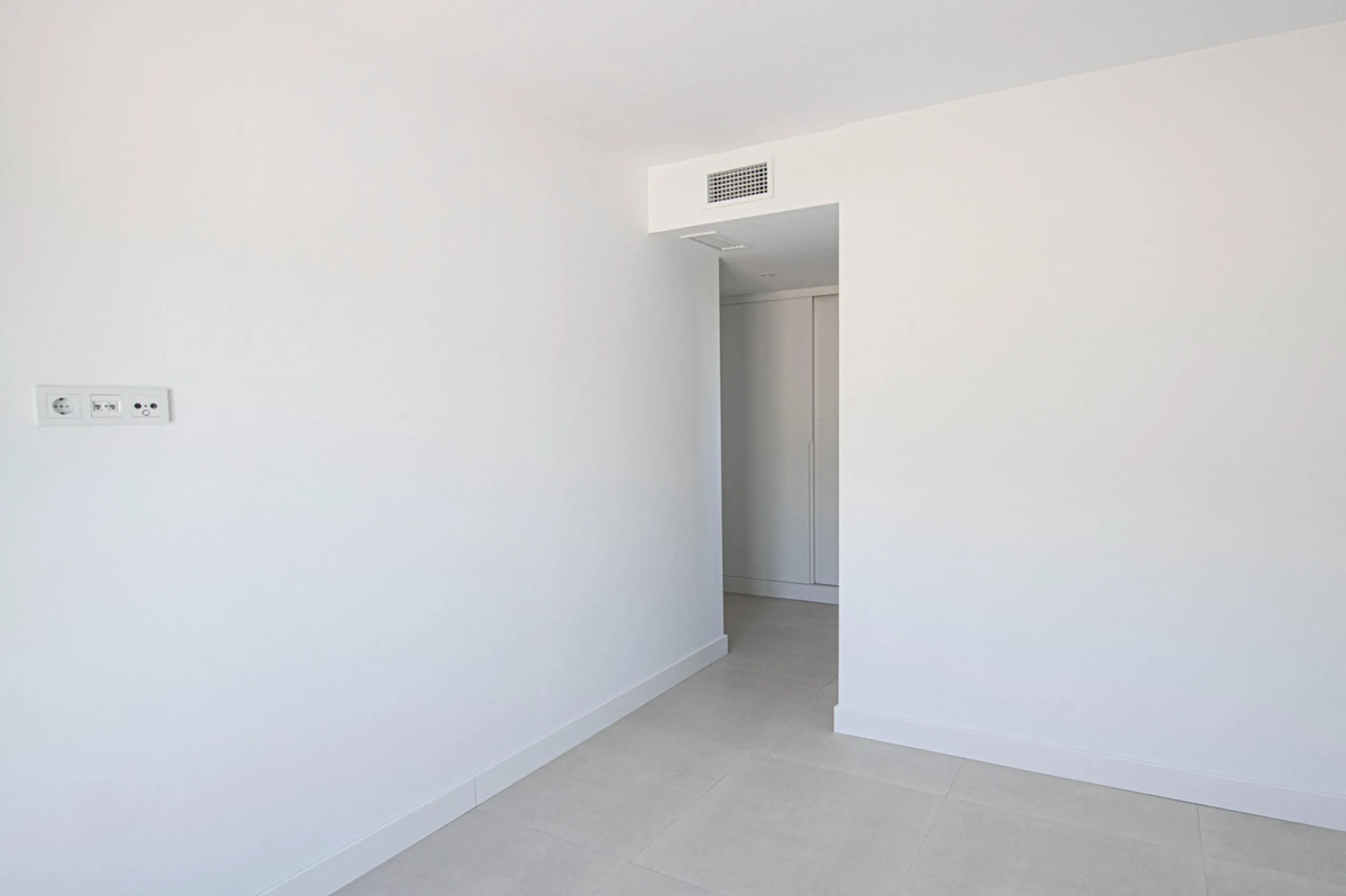 Brand-new and ready to move in! This elegant three-bedroom, two-bathroom apartment islocated on a high floor and stands out for its natural light, thanks to its corner position andexcellent southwest orientation. From the spacious 25 m² covered terrace, y