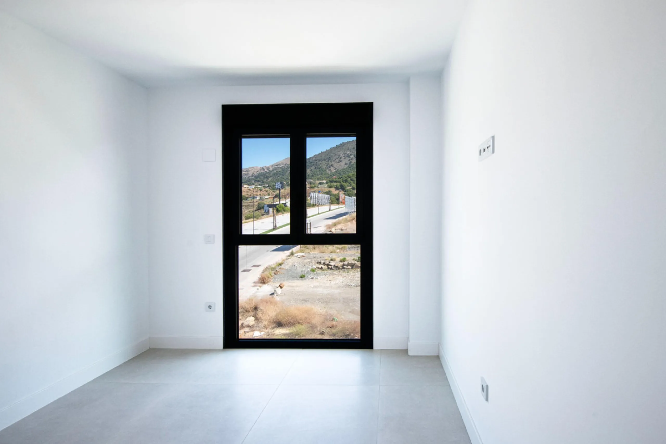 Brand-new and ready to move in! This elegant three-bedroom, two-bathroom apartment islocated on a high floor and stands out for its natural light, thanks to its corner position andexcellent southwest orientation. From the spacious 25 m² covered terrace, y
