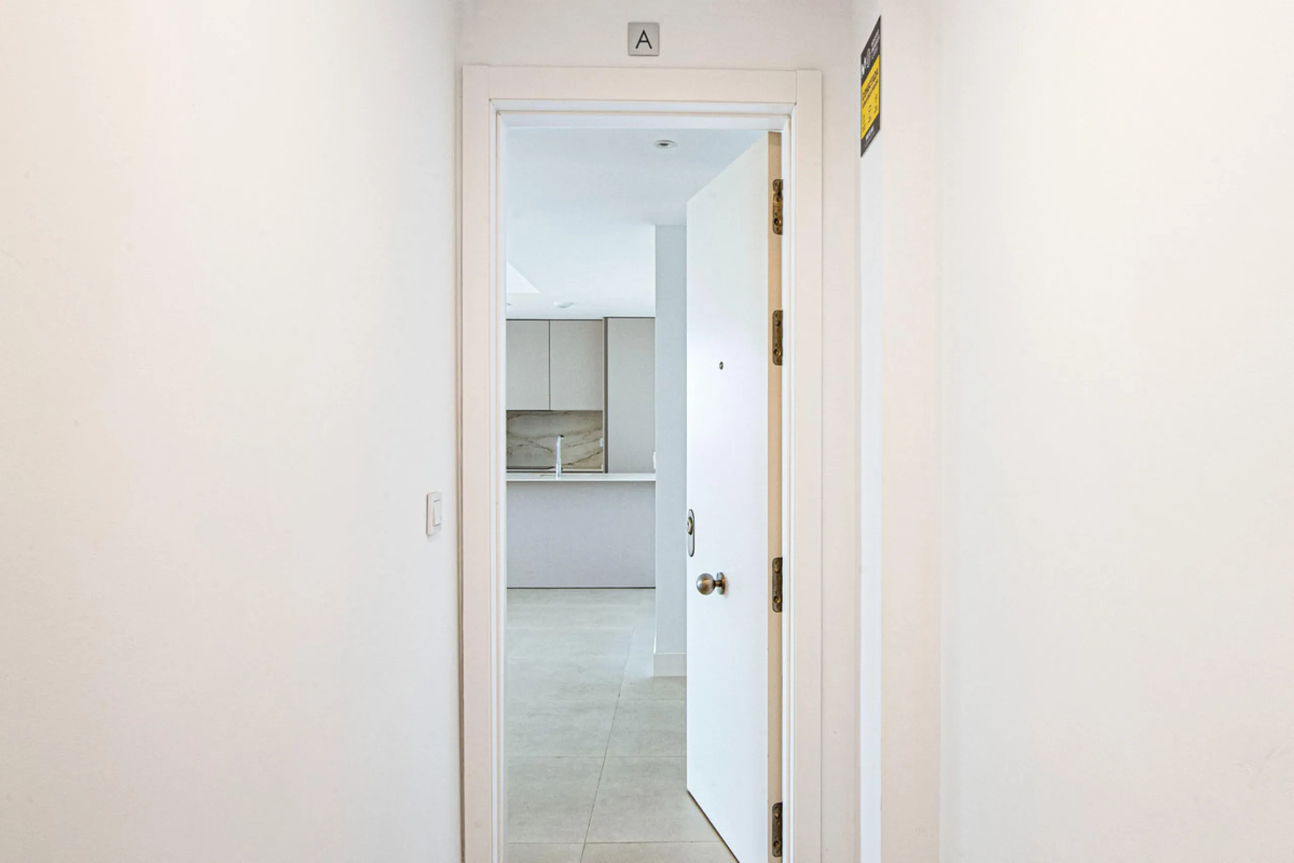 Brand-new and ready to move in! This elegant three-bedroom, two-bathroom apartment islocated on a high floor and stands out for its natural light, thanks to its corner position andexcellent southwest orientation. From the spacious 25 m² covered terrace, y