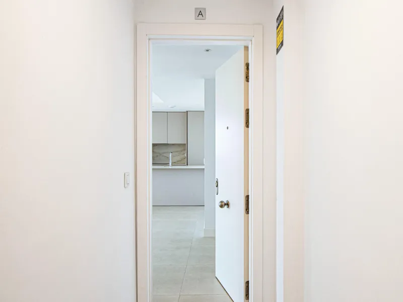 Brand-new and ready to move in! This elegant three-bedroom, two-bathroom apartment islocated on a high floor and stands out for its natural light, thanks to its corner position andexcellent southwest orientation. From the spacious 25 m² covered terrace, y
