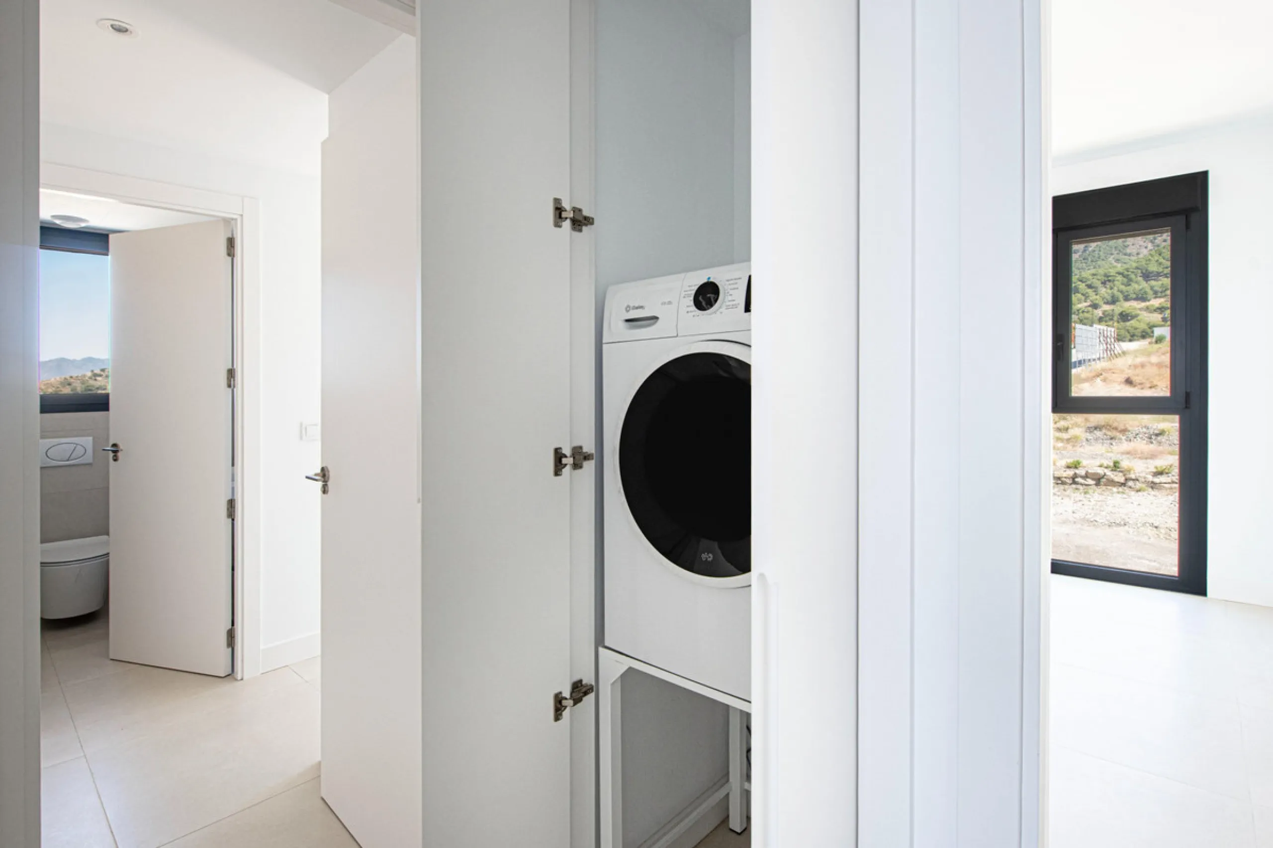 Brand-new and ready to move in! This elegant three-bedroom, two-bathroom apartment islocated on a high floor and stands out for its natural light, thanks to its corner position andexcellent southwest orientation. From the spacious 25 m² covered terrace, y