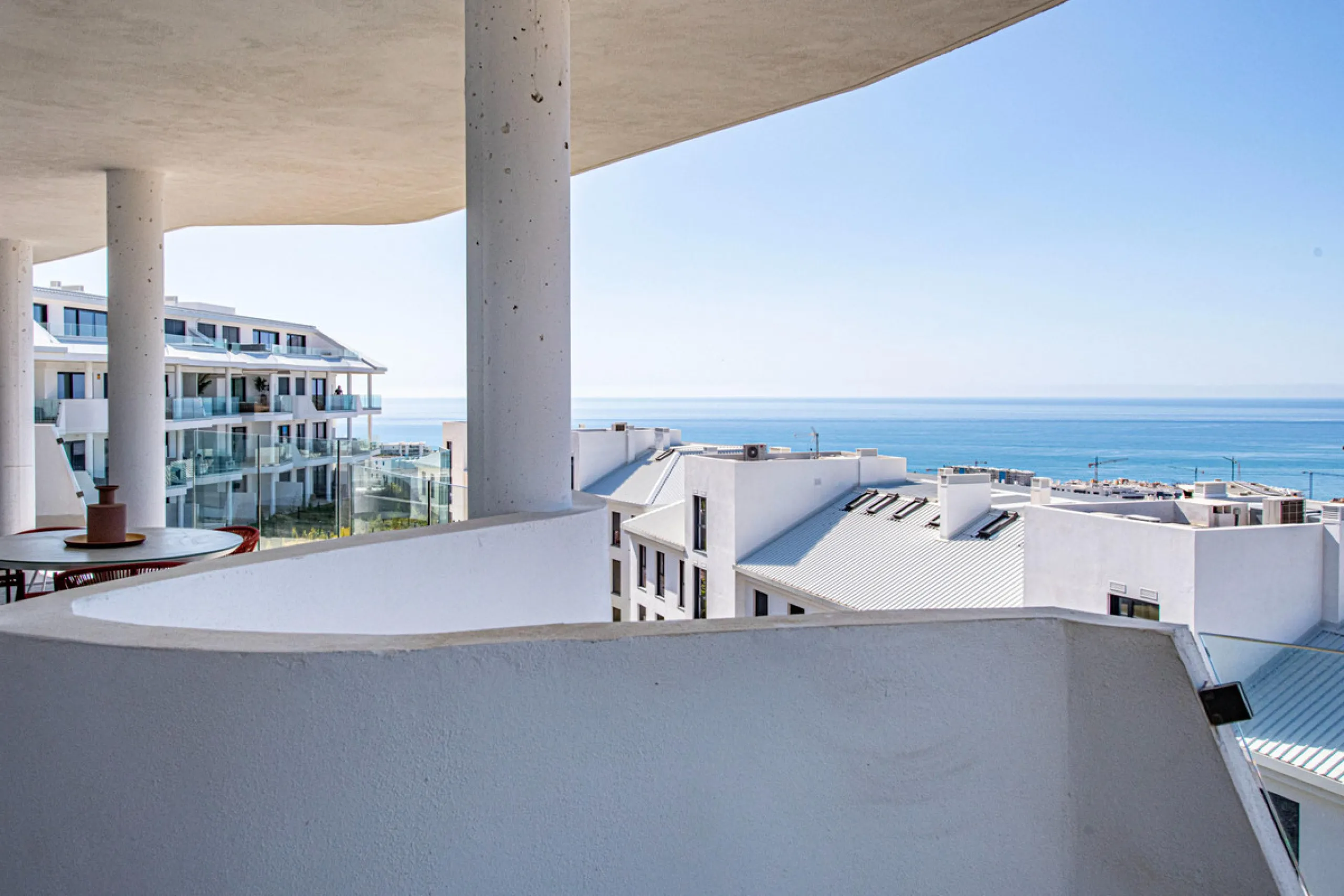 Brand-new and ready to move in! This elegant three-bedroom, two-bathroom apartment islocated on a high floor and stands out for its natural light, thanks to its corner position andexcellent southwest orientation. From the spacious 25 m² covered terrace, y