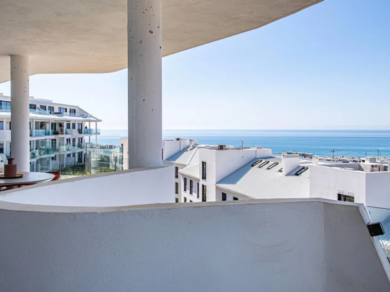 Brand-new and ready to move in! This elegant three-bedroom, two-bathroom apartment islocated on a high floor and stands out for its natural light, thanks to its corner position andexcellent southwest orientation. From the spacious 25 m² covered terrace, y
