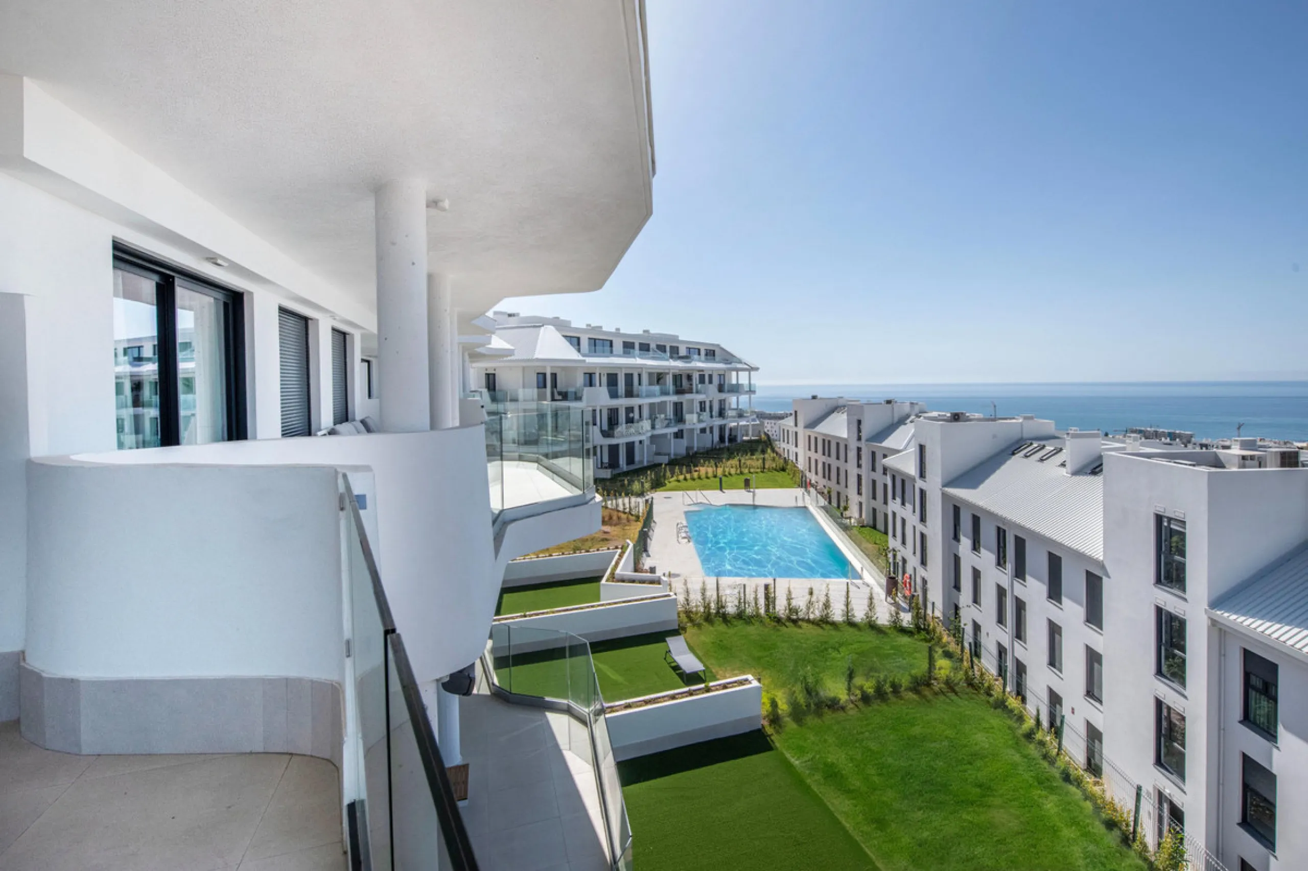 Brand-new and ready to move in! This elegant three-bedroom, two-bathroom apartment islocated on a high floor and stands out for its natural light, thanks to its corner position andexcellent southwest orientation. From the spacious 25 m² covered terrace, y