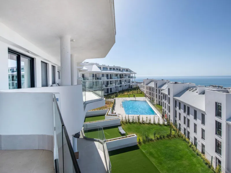 Brand-new and ready to move in! This elegant three-bedroom, two-bathroom apartment islocated on a high floor and stands out for its natural light, thanks to its corner position andexcellent southwest orientation. From the spacious 25 m² covered terrace, y