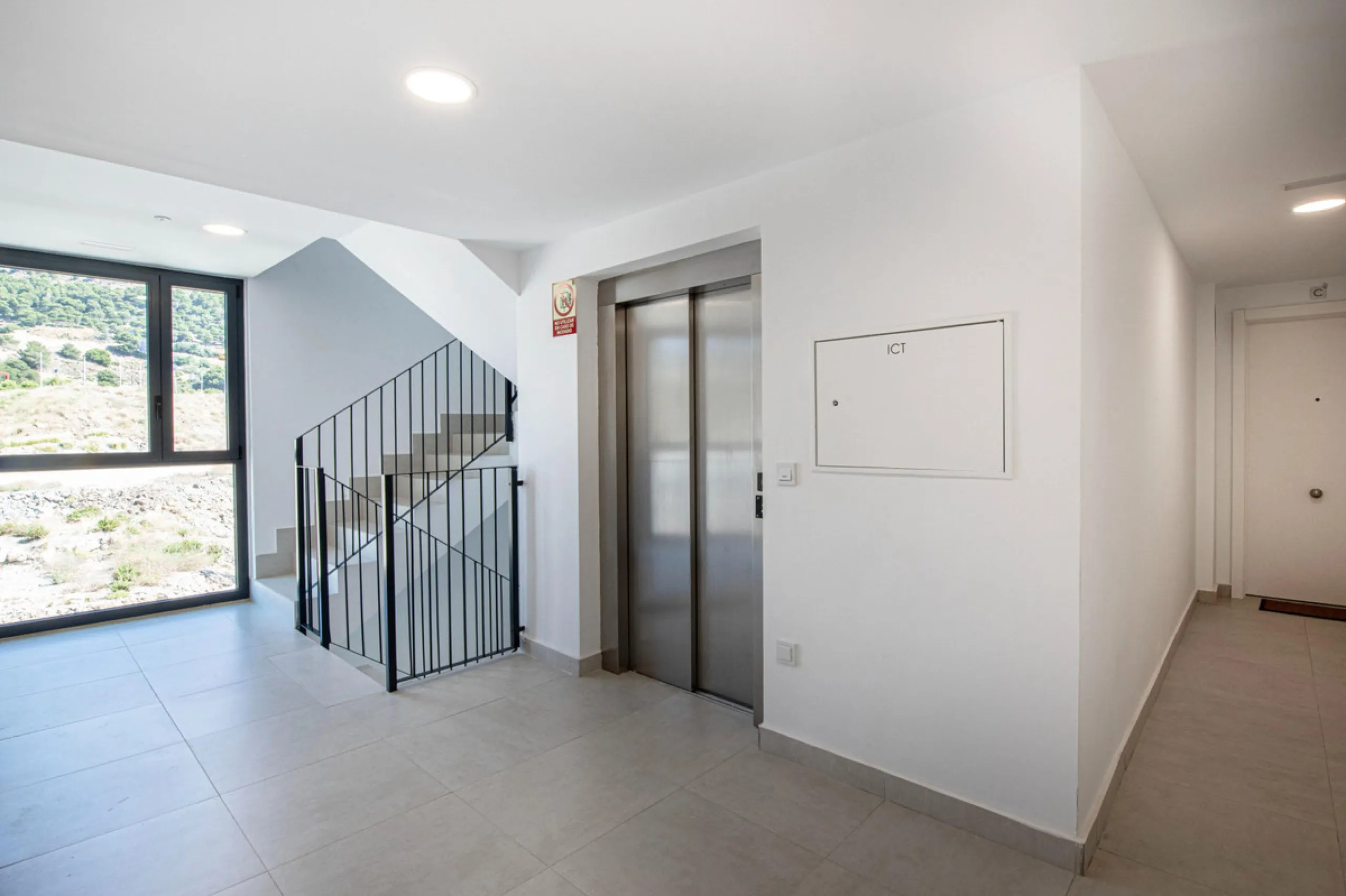 Brand-new and ready to move in! This elegant three-bedroom, two-bathroom apartment islocated on a high floor and stands out for its natural light, thanks to its corner position andexcellent southwest orientation. From the spacious 25 m² covered terrace, y