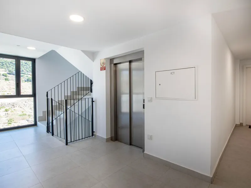 Brand-new and ready to move in! This elegant three-bedroom, two-bathroom apartment islocated on a high floor and stands out for its natural light, thanks to its corner position andexcellent southwest orientation. From the spacious 25 m² covered terrace, y