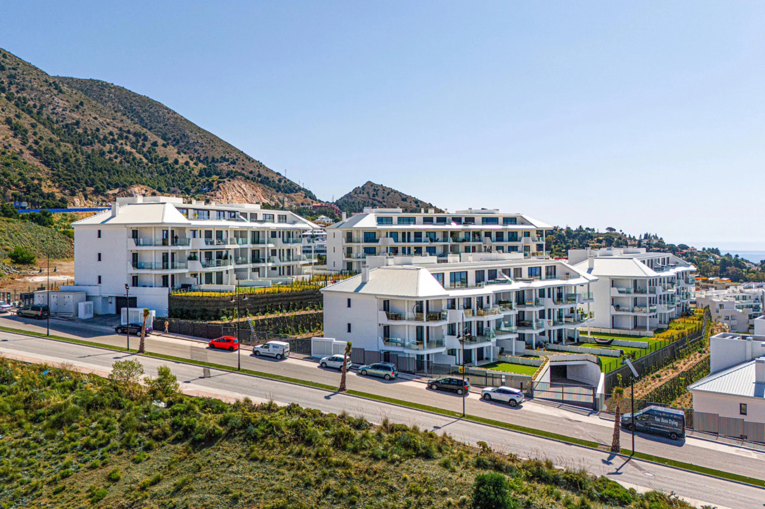 Brand-new and ready to move in! This elegant three-bedroom, two-bathroom apartment islocated on a high floor and stands out for its natural light, thanks to its corner position andexcellent southwest orientation. From the spacious 25 m² covered terrace, y