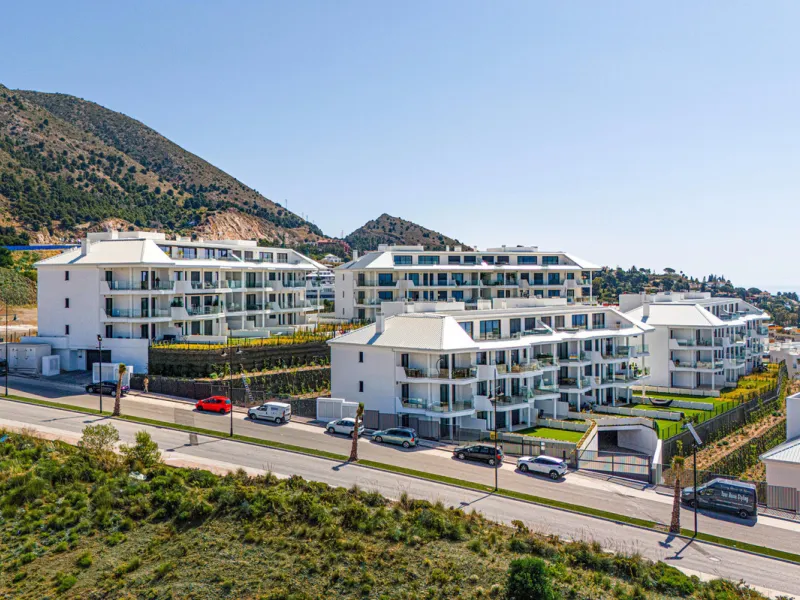 Brand-new and ready to move in! This elegant three-bedroom, two-bathroom apartment islocated on a high floor and stands out for its natural light, thanks to its corner position andexcellent southwest orientation. From the spacious 25 m² covered terrace, y