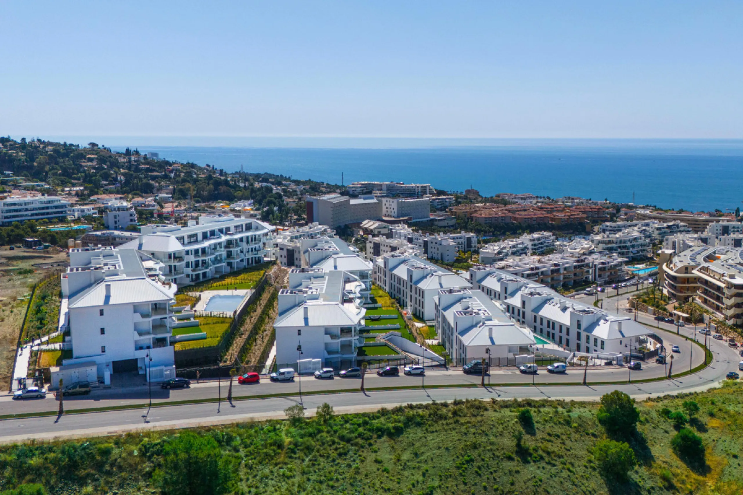 Brand-new and ready to move in! This elegant three-bedroom, two-bathroom apartment islocated on a high floor and stands out for its natural light, thanks to its corner position andexcellent southwest orientation. From the spacious 25 m² covered terrace, y