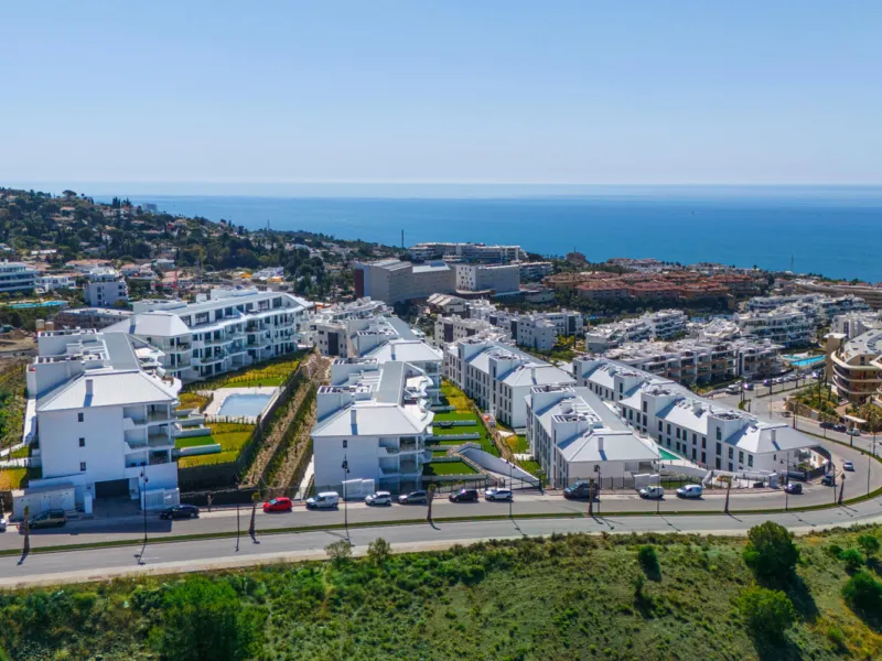 Brand-new and ready to move in! This elegant three-bedroom, two-bathroom apartment islocated on a high floor and stands out for its natural light, thanks to its corner position andexcellent southwest orientation. From the spacious 25 m² covered terrace, y