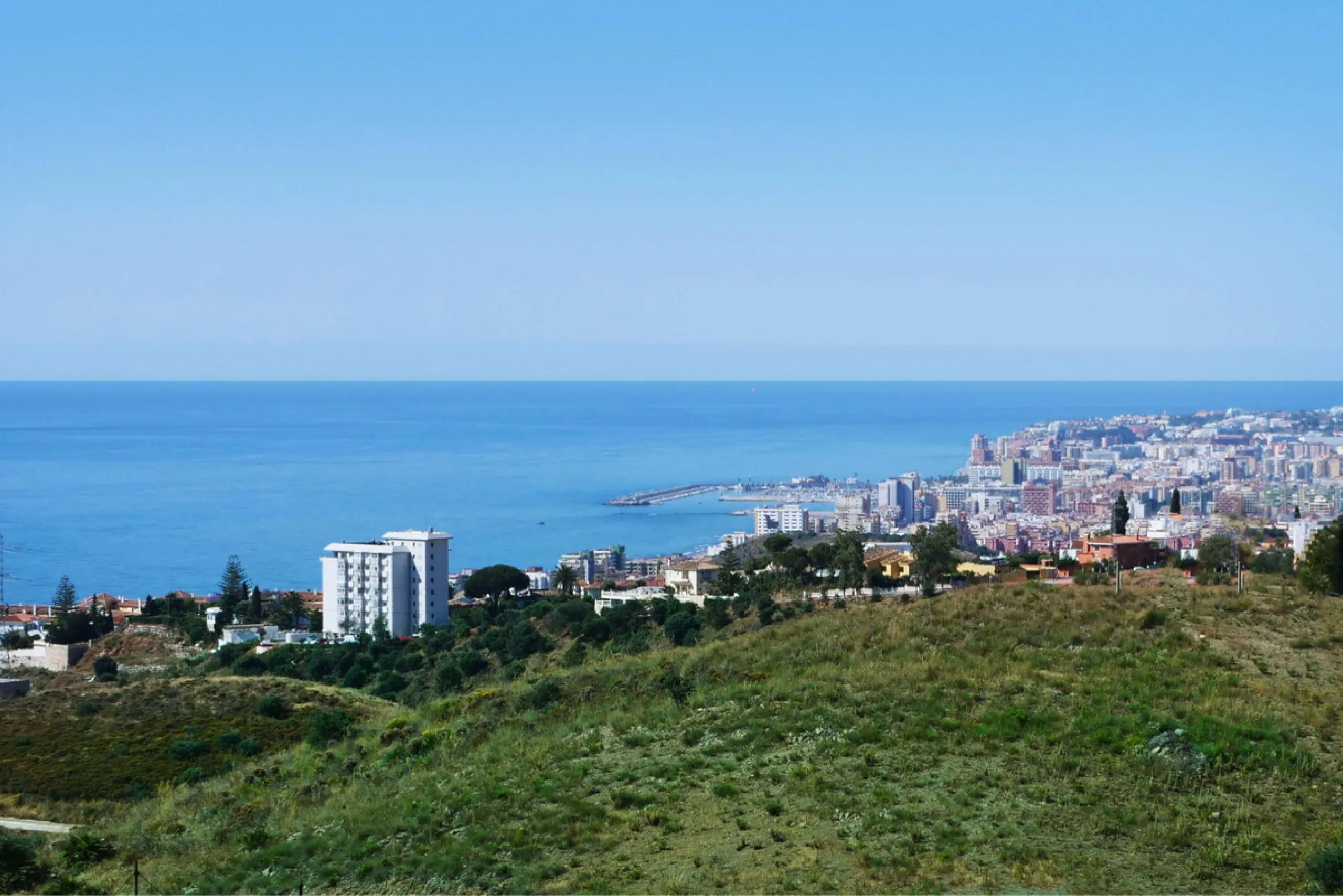 Brand-new and ready to move in! This elegant three-bedroom, two-bathroom apartment islocated on a high floor and stands out for its natural light, thanks to its corner position andexcellent southwest orientation. From the spacious 25 m² covered terrace, y