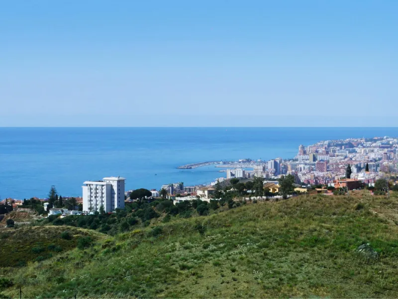 Brand-new and ready to move in! This elegant three-bedroom, two-bathroom apartment islocated on a high floor and stands out for its natural light, thanks to its corner position andexcellent southwest orientation. From the spacious 25 m² covered terrace, y