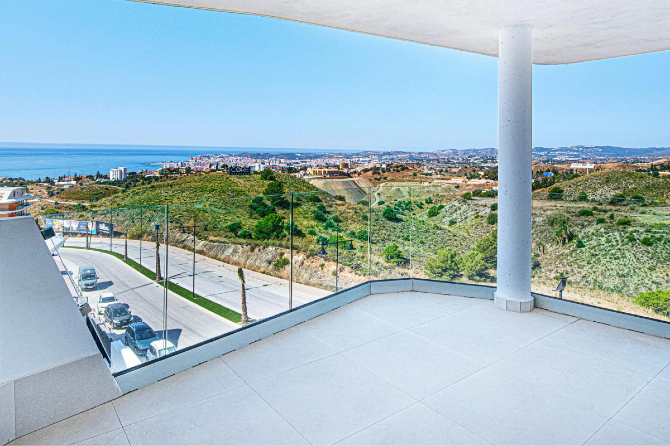 Brand-new and ready to move in! This elegant three-bedroom, two-bathroom apartment islocated on a high floor and stands out for its natural light, thanks to its corner position andexcellent southwest orientation. From the spacious 25 m² covered terrace, y