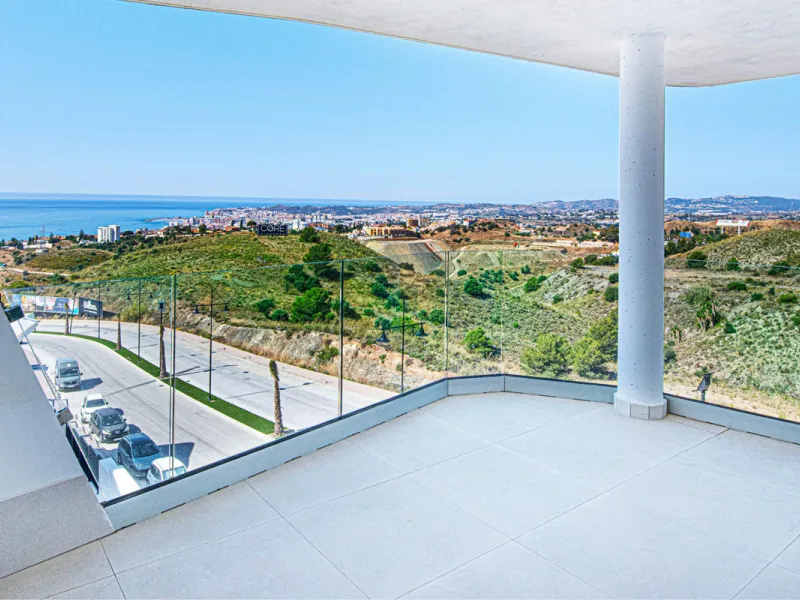 Brand-new and ready to move in! This elegant three-bedroom, two-bathroom apartment islocated on a high floor and stands out for its natural light, thanks to its corner position andexcellent southwest orientation. From the spacious 25 m² covered terrace, y