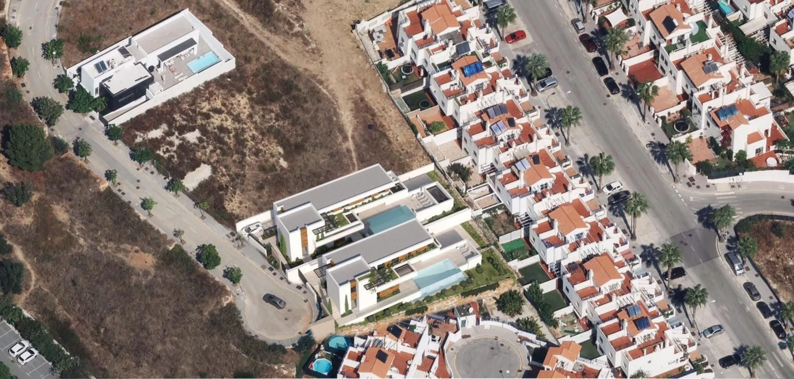 Plot for sale with building permit and project in the Avenida Rocío Jurado area, near the Torremolinos Conference Center, featuring 5 bedrooms and 4 bathrooms.
