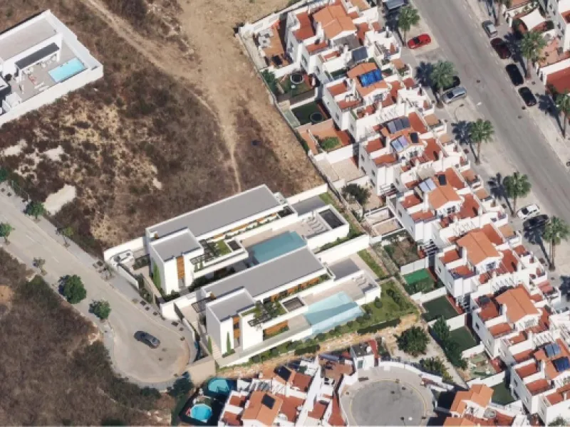 Plot for sale with building permit and project in the Avenida Rocío Jurado area, near the Torremolinos Conference Center, featuring 5 bedrooms and 4 bathrooms.